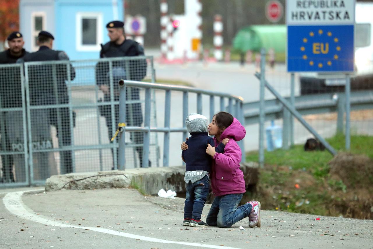 Migranti iz centra Bihaća preseljeni su u improvizirani kamp u šumu pored sela Vučjak