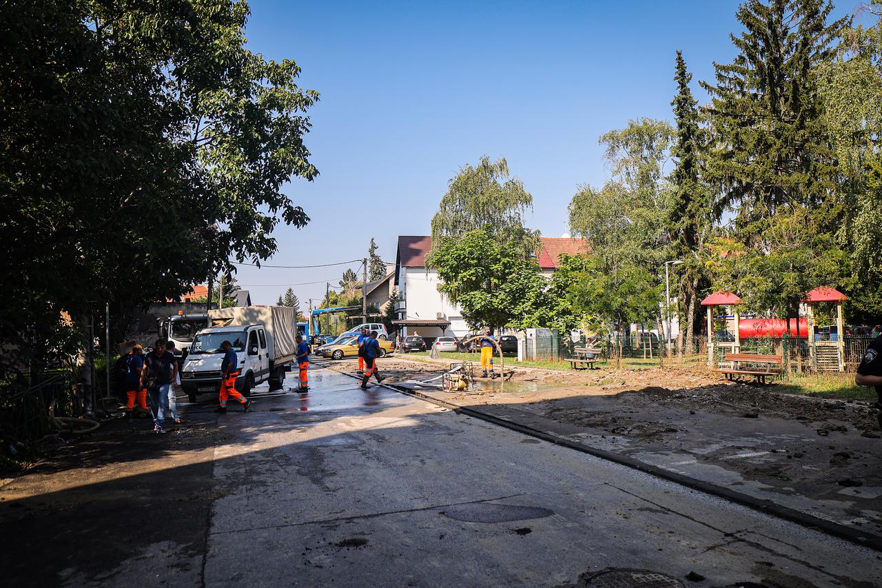 Zagreb: Zbog puknuća vodovodne cijevi na Trešnjevci parkirani automobili propali kroz asfalt
