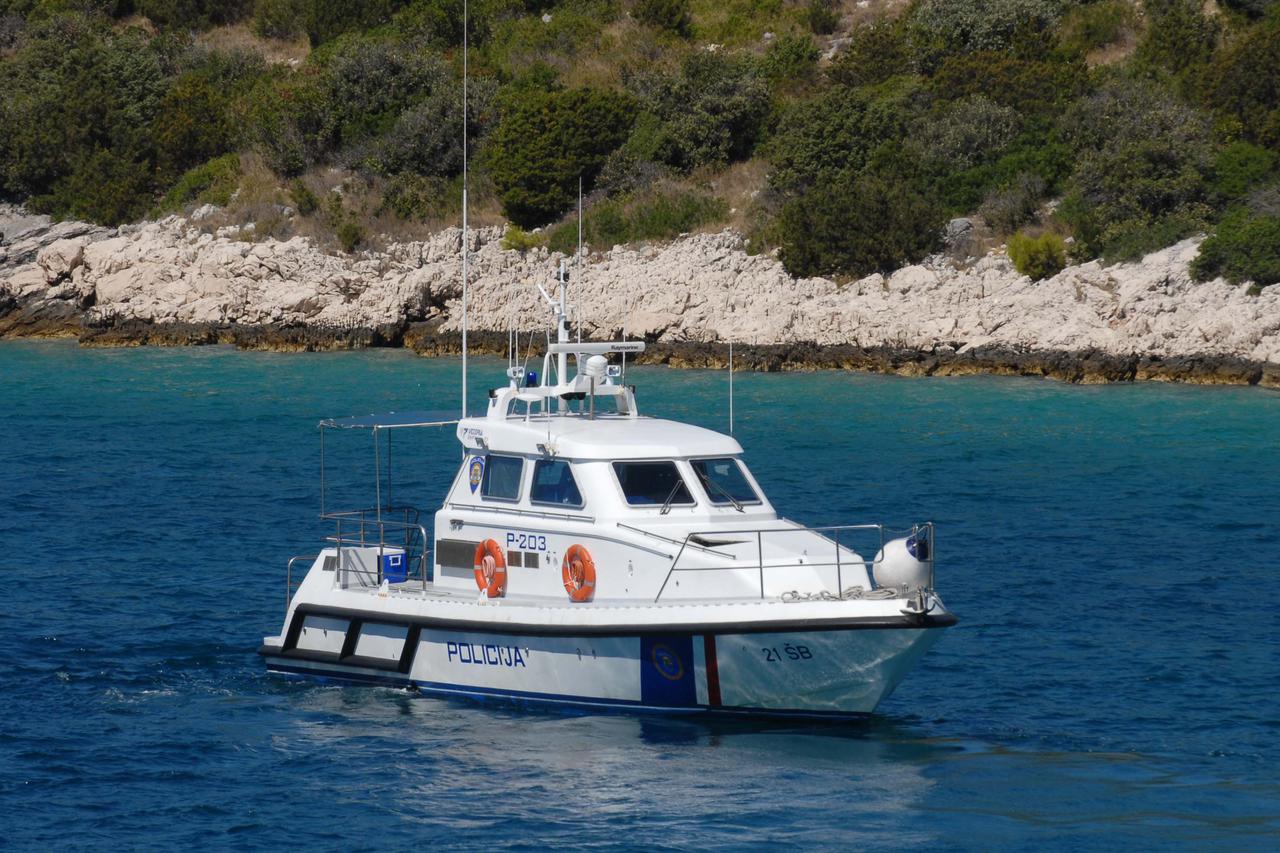 Šibenik: Policijski patrolni ?amac nadzire hrvatske vode