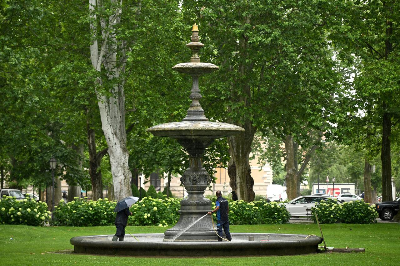 Zagreb: Čišćenje fontane u parku Zrinjevac