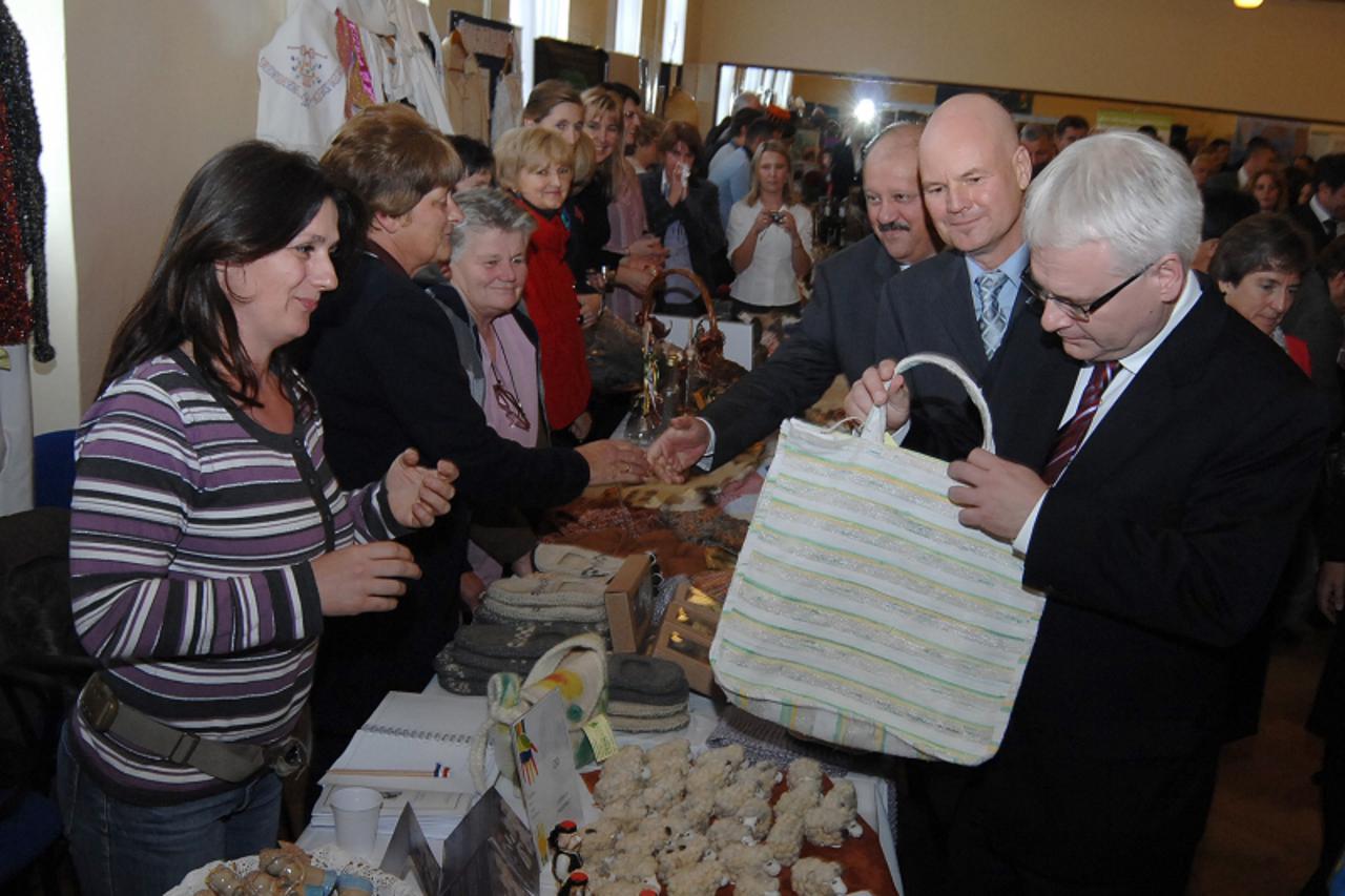 \'22.10.2010., Pettrinja - U Petrinji je obiljezen dan UN-a. U zgradi Hrvatskog doma postavljerna je izlozba UN projekata i domacih proizvodjaca. Razgledao ju je i  predsjednik RH Ivo Josipovic. Photo