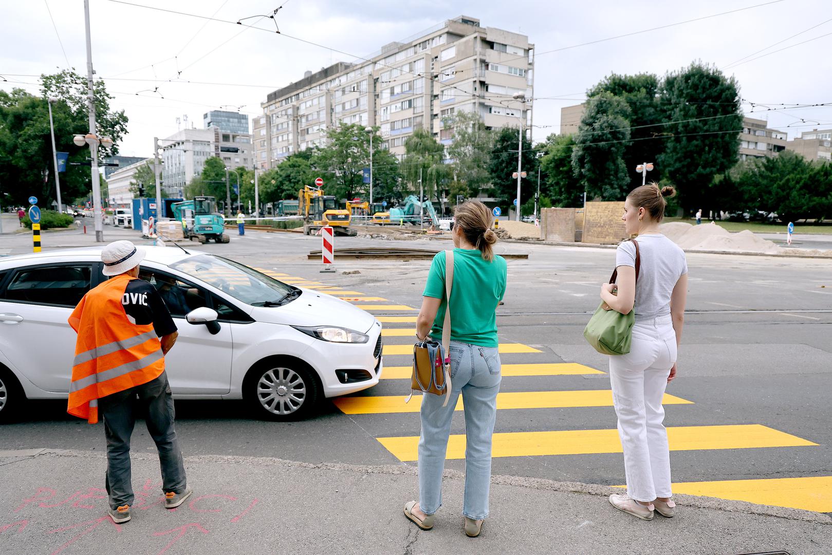 Tijekom jučerašnjeg dana inspekcija je od privatnih tvrtki koje izvode i nadziru radove, i koje su odgovorne za provedbu svih važećih propisa za vrijeme izvođenja radova, zatražila postavljanje dodatne pomične ograde za zaštitu rova te ploču s podacima o gradilištu, rekli su iz Grada Zagreba. 