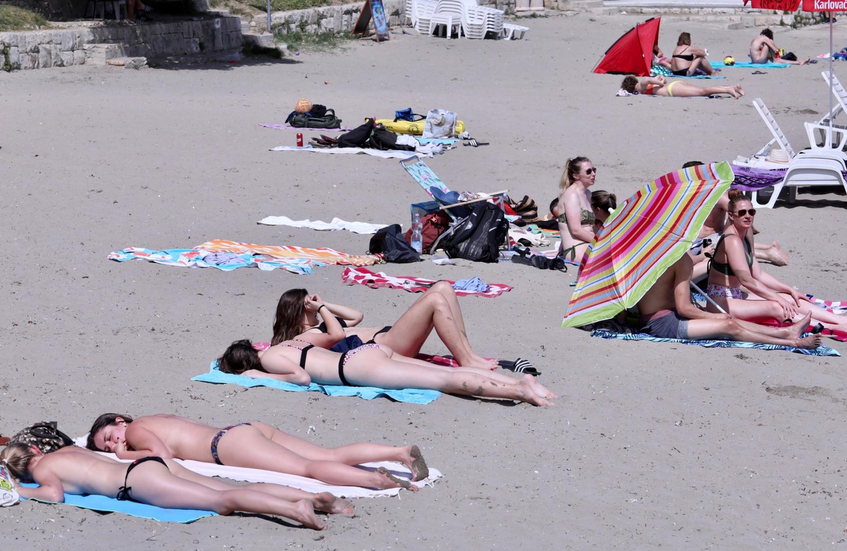 Sunčano vrijeme i vikend izmamili su brojne građane iz domova, a u Splitu su mnogi uživali i na plaži. 