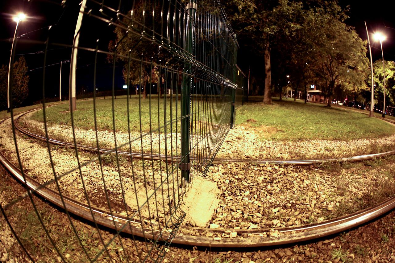 Zagreb: Obitelj postavila ogradu preko tramvajske pruge na okretištu u Prečkom