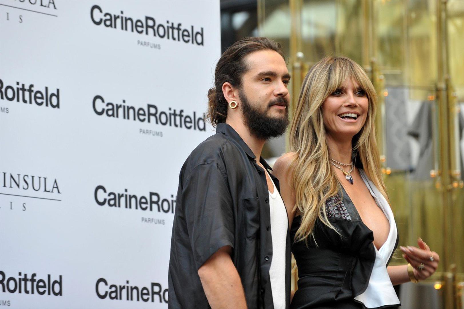 No ostatak tijela nije se sramila pokazati pa je tako snimila cijelu sebe prekrivenu sitnim pijeskom. U opisu je otkrila kako su ona i suprug Tom Kaulitz slavili godišnjicu braka, a ovim mu je videozapisom poželjela sve najbolje. "Slavimo ljubav danas i svakog dana. Sretna ti godišnjica", napisala je.