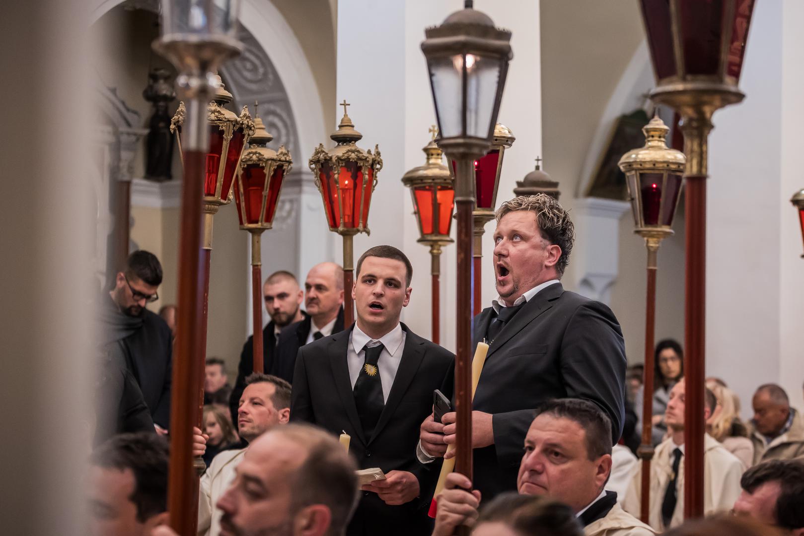 Posebnost ove procesije je i u njezinu pasionskom sadržaju – tijekom hoda pjeva se „Gospin plač“, starinski crkveni napjev iz 15. stoljeća. 

