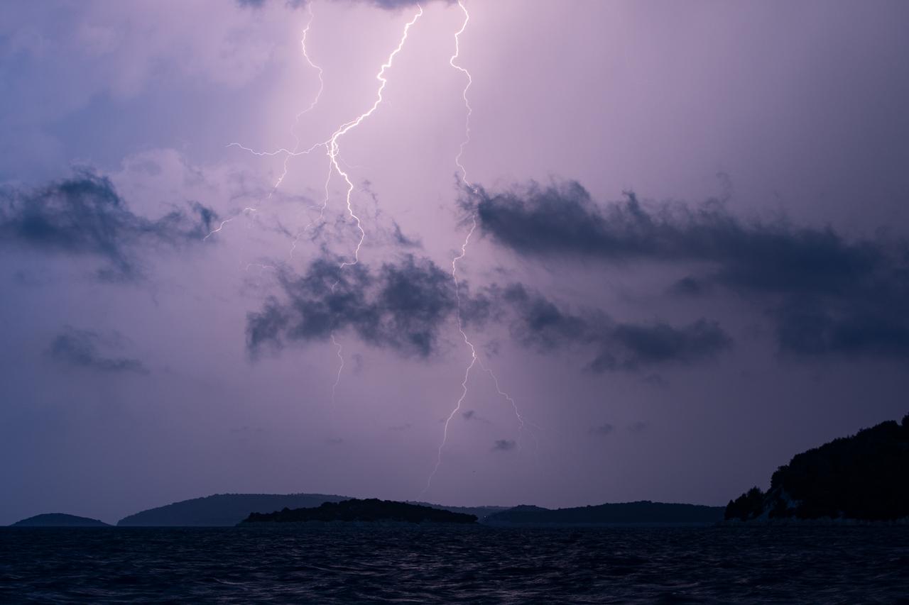 Vodice: Grmljavinsko nevrijeme i jaka kiša pogodilo Dalmaciju