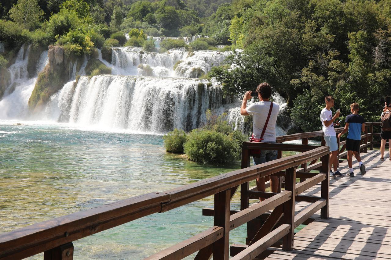 Brojni turisiti u posjeti Nacionalnom parku Krka