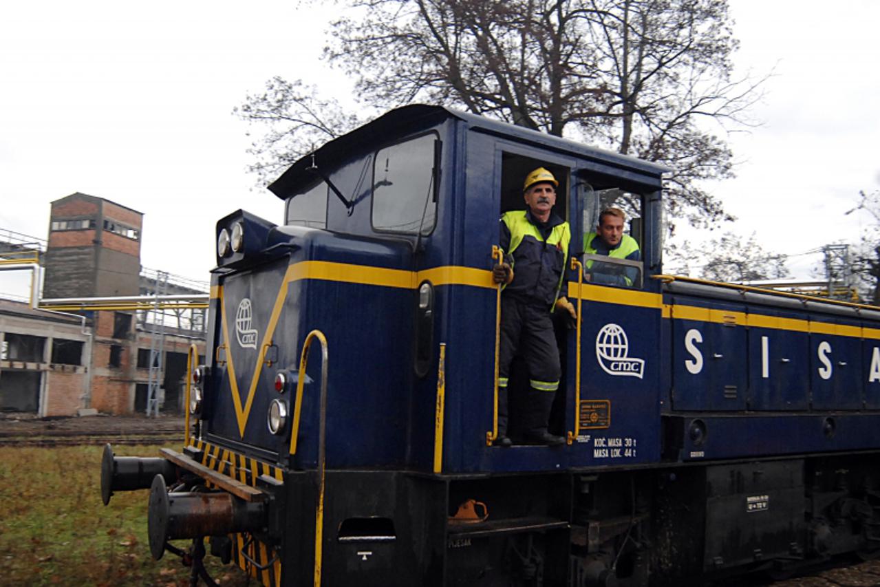 '15.12.2011., Sisak - Preostalih 916 radnika sisackom CMC-a danas je odradilo posljednju smjenu, uruceni su im raskidi ugovora o radu i od danas im je poceo teci otkazni rok. Photo:Nikola Cutuk/PIXSEL