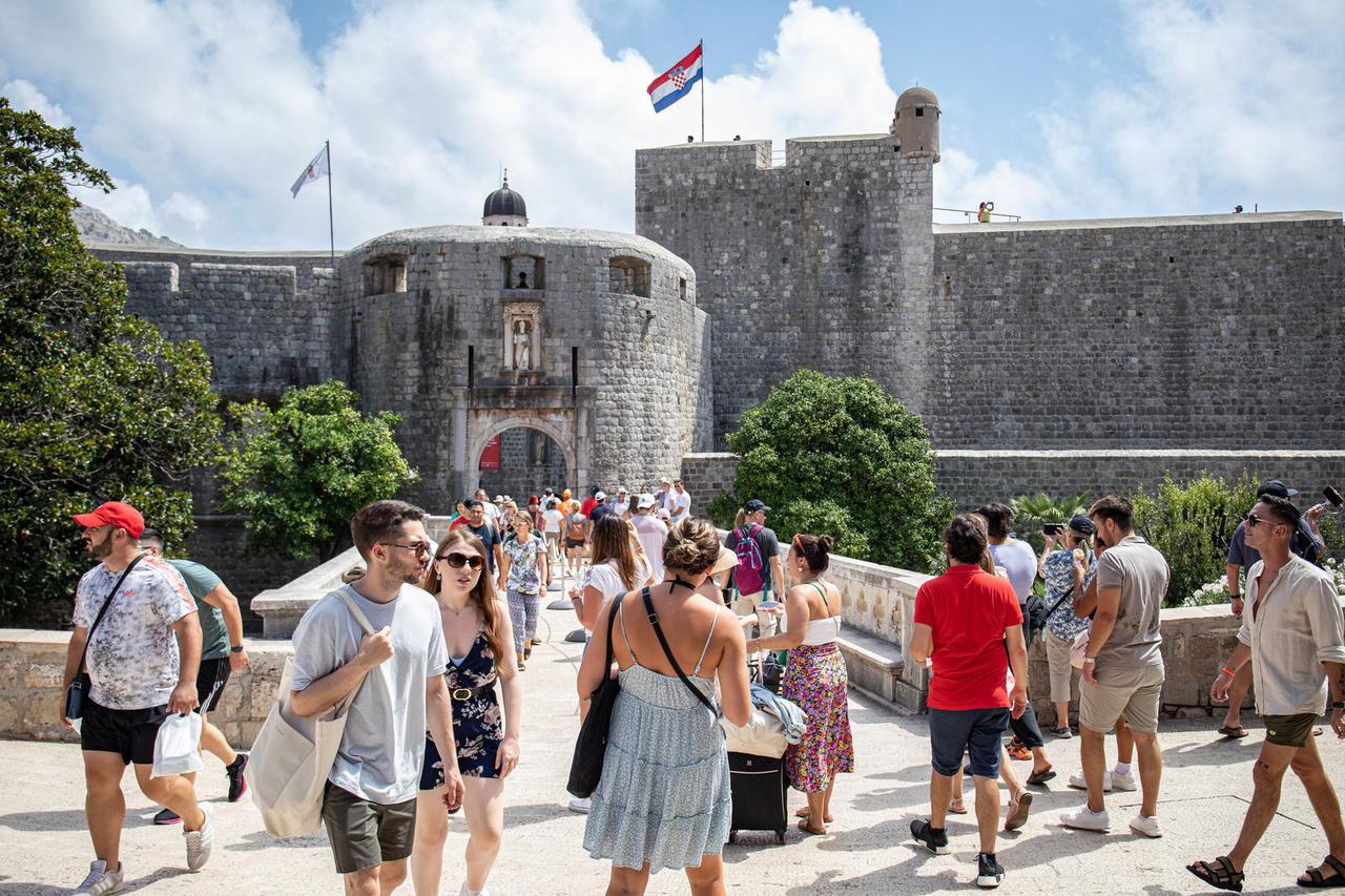 Dubrovnik: Turisti u šetnji starom gradskom jezgrom