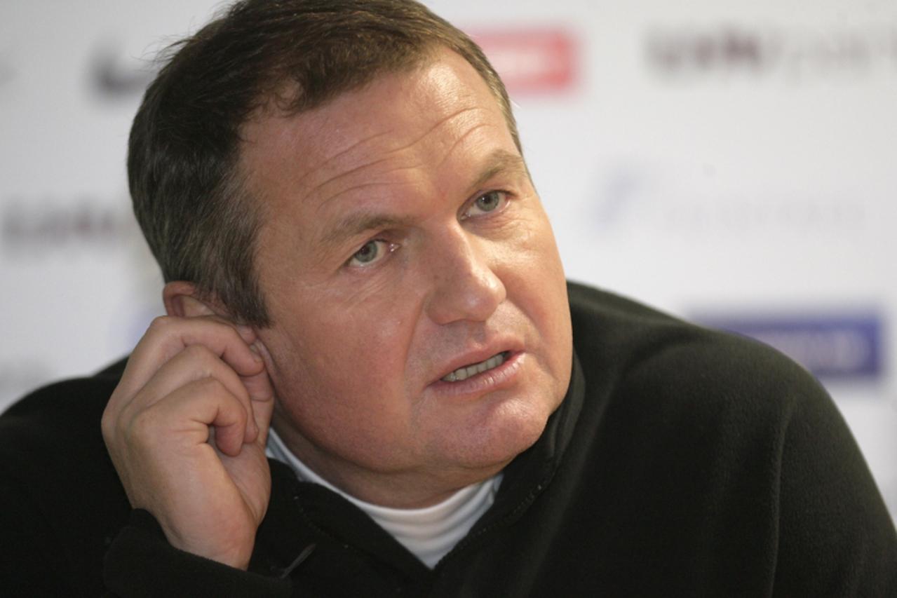 \'Slovenia\'s team coach Matjaz Kek speaks during a news conference in Tallinn October 11, 2010. Slovenia will face Estonia during their Euro 2012 qualifying soccer match on October 12. REUTERS/Ints K