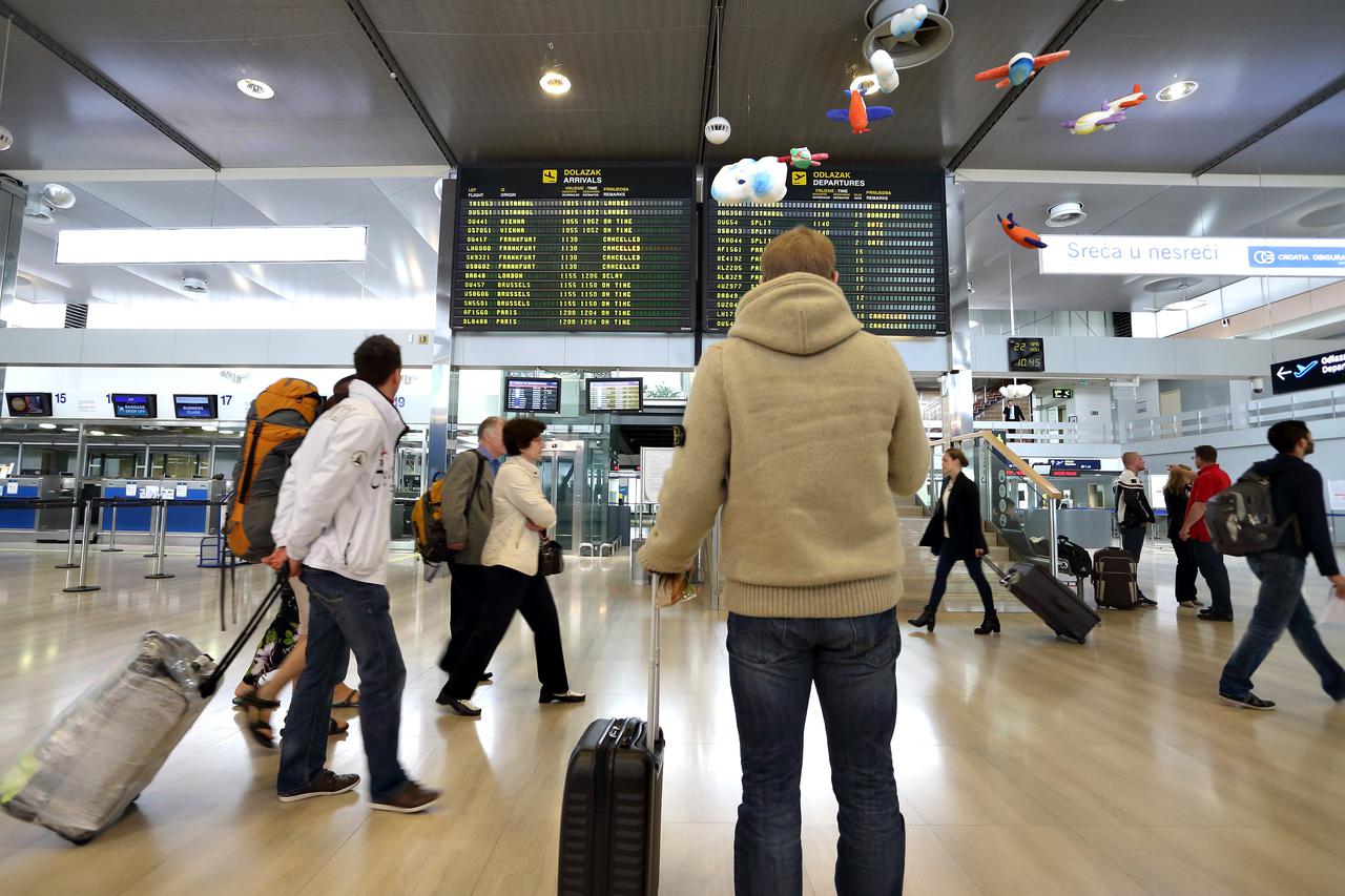 22.04.2013., Zagreb -  Zbog strajka osoblja Lufthanse u Njemackoj  otkazani su letovi za Frankfurt i Munchen iz Zracne luke Zagreb.  Putnici gledaju prema displeju koji prikazuje red dolazaka u Zracnu luku Zagreb.  Photo: Davor Puklavec/PIXSELL