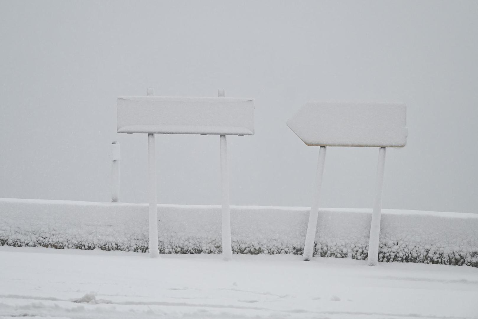 21.01.2023., Dupci - Zbog snijega i leda zatvoren dio Jadranske magistrale od Piska do Donjih Brela. Izdan crveni alarm zbog olujne bure na Jadranu.  Photo: Matko Begovic/PIXSELL