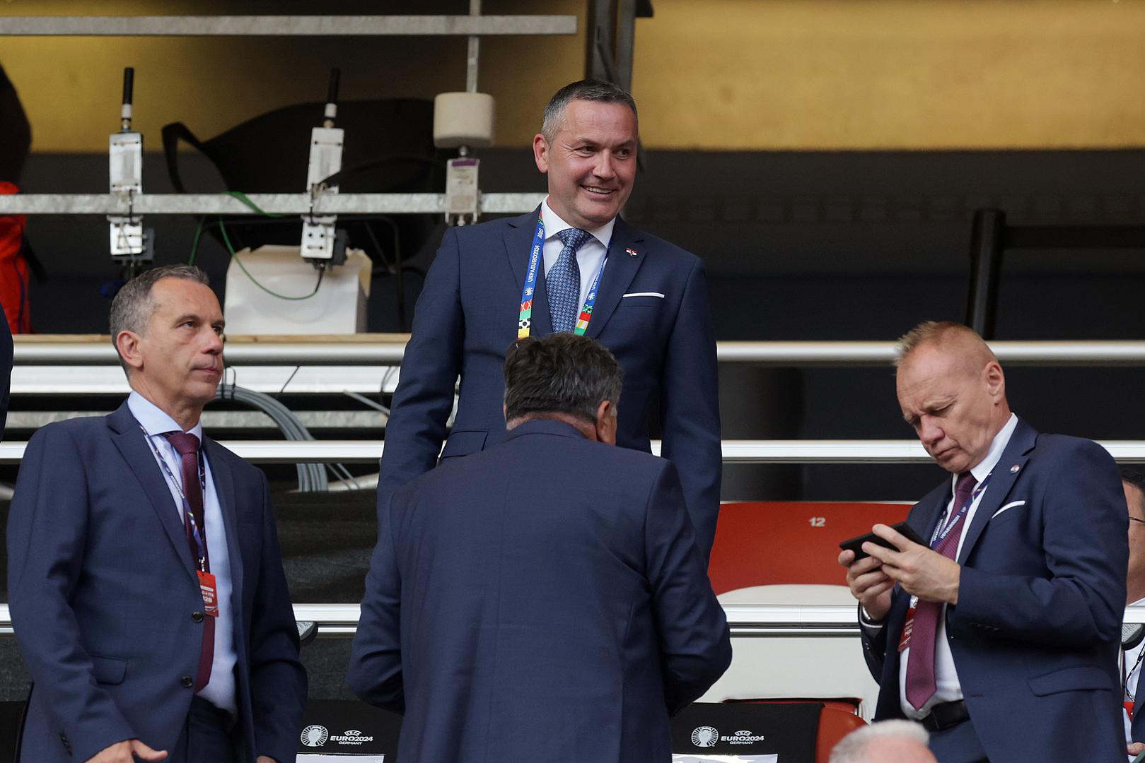 Sanja i Zoran uoči početka ogleda vrijeme su provodili u društvu brojnih drugih poznatih lica, poput bivšeg reprezentativca Šime Vrsaljka, predsjednika Hrvatskog nogometnog saveza Marijana Kustića i direktora HNS-a Tomislava Svetine.