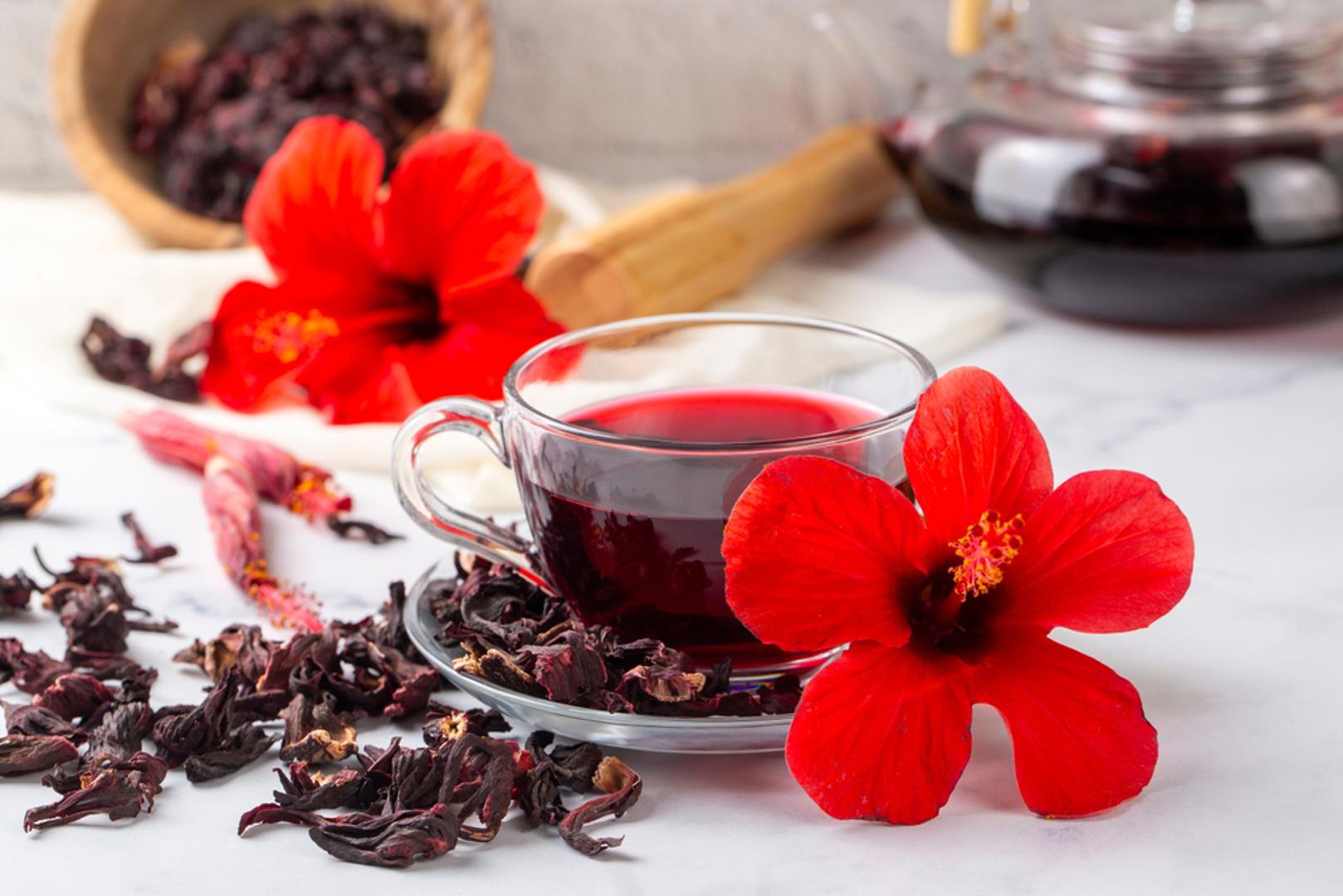 Čaj od hibiskusa: Redovita konzumacija ovog čaja može pridonijeti smanjenju sistoličkog i dijastoličkog krvnog tlaka. Smatra se da hibiskus može pomoći opuštanju krvnih žila, a može imati i blago diuretičko djelovanje, odnosno potaknuti izlučivanje viška tekućine. Novije analize više istraživanja pokazale su da su osobe koje su redovito konzumirale hibiskus imale u prosjeku oko 7 mmHg niži sistolički krvni tlak, dok je učinak bio još izraženiji kod osoba koje su već imale povišen krvni tlak.