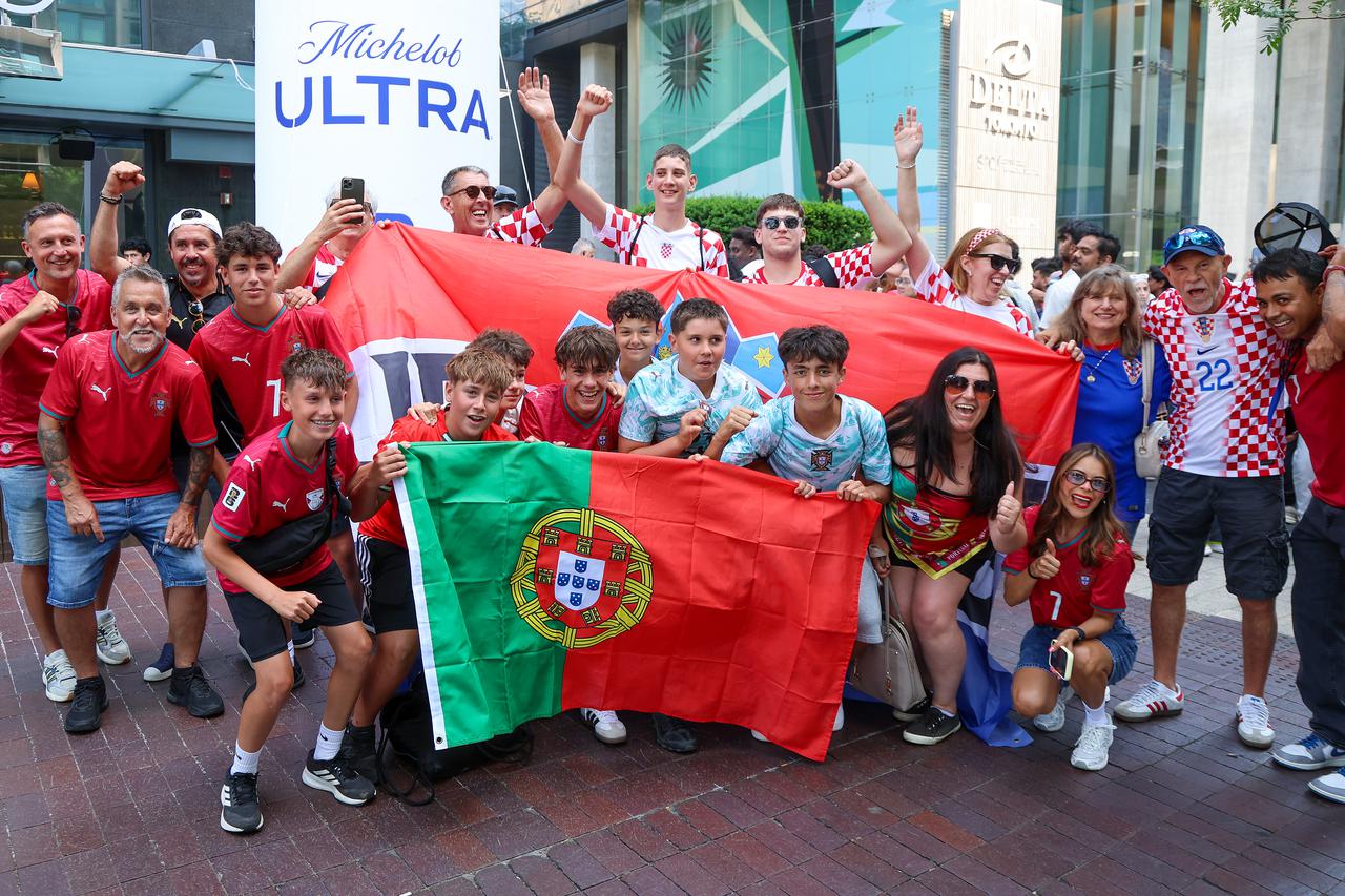 SP 2026 Toronto: Ispred Hotela Delta zajedničko fotografiranje odradili su hrvatski i portugalski navijači