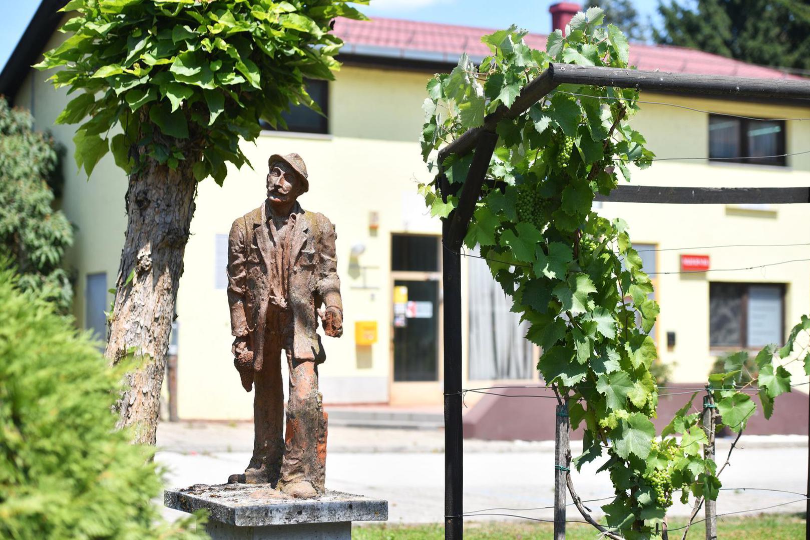 Putari su bili neizostavni pomagači u berbi grožđa, a spomenik je oda snazi i predanosti ljudi čije su ruke hranile vinsku kulturu.