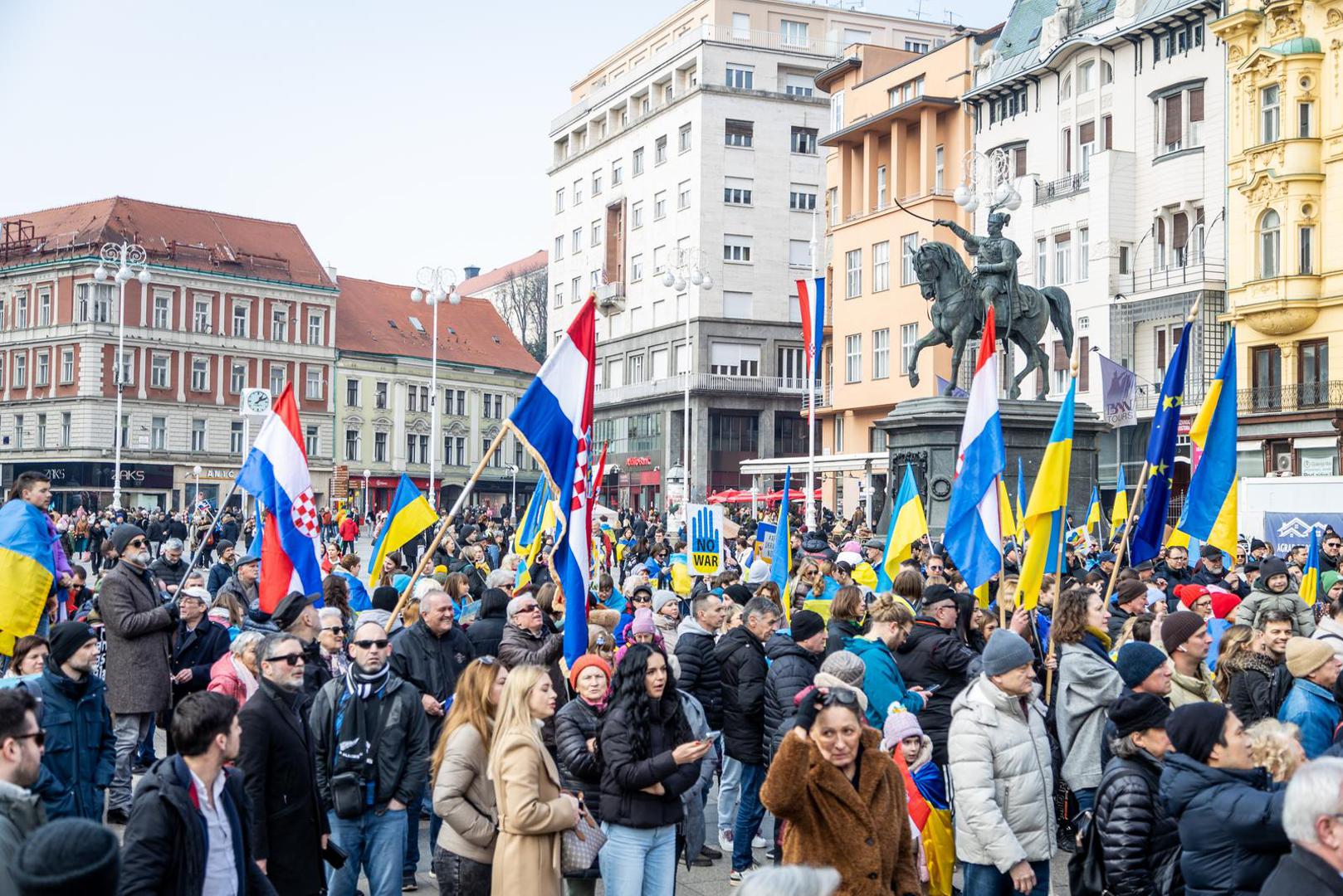 Na glavnom zagrebačkom trgu ove subote je održan skup podrške Ukrajini, a u povodu treće godišnjice početka ruske agresije na tu zemlju. Isti skup održan je i za prvu i za drugu obljetnicu.