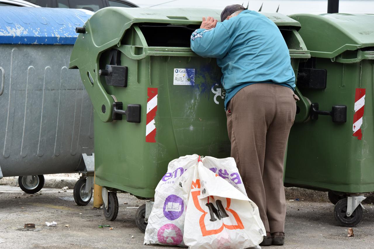 27.02.2016., Sibenik - Losa gospodarska situacija tjera mnoge gradjane da pokusaju prezivjeti iz dana u dan skupljajuci plasticnu ambalazu za koju jos uvijek dobijaju naknadu. Photo: