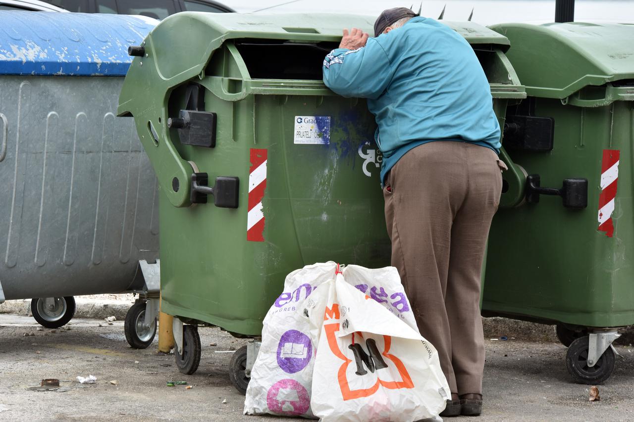 27.02.2016., Sibenik - Losa gospodarska situacija tjera mnoge gradjane da pokusaju prezivjeti iz dana u dan skupljajuci plasticnu ambalazu za koju jos uvijek dobijaju naknadu.  Photo: 