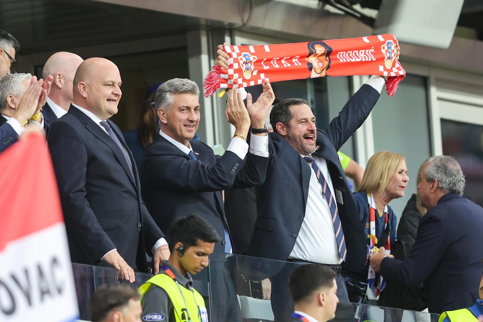 A premijer Plenković burno je i s oduševljenjem proslavio gol Hrvatske