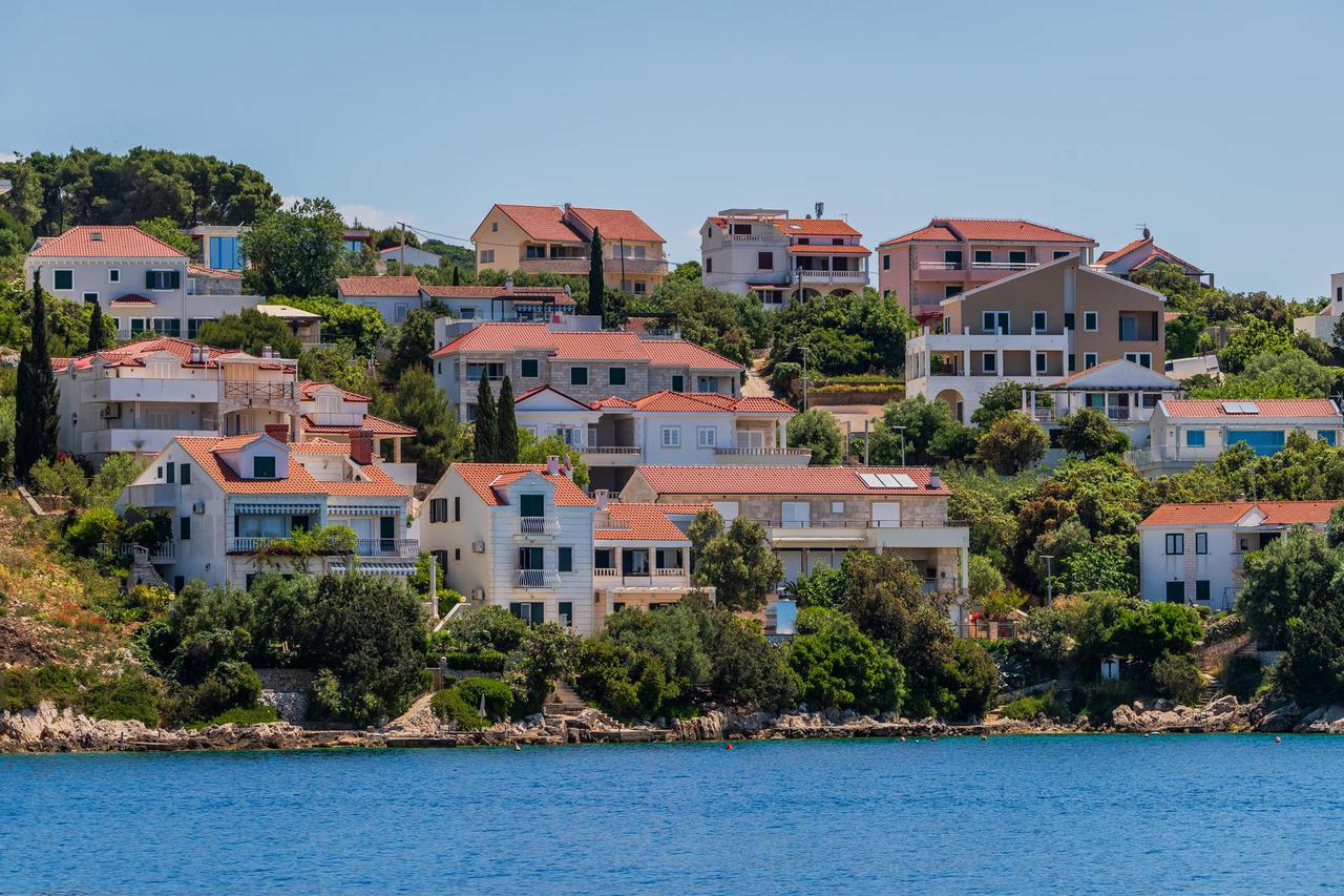 Proljetne panorame mjesta Maslinica na zapadnom djelu Šolte