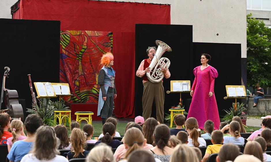 "Vještica Hillary i uvrijeđeni kontrabas"