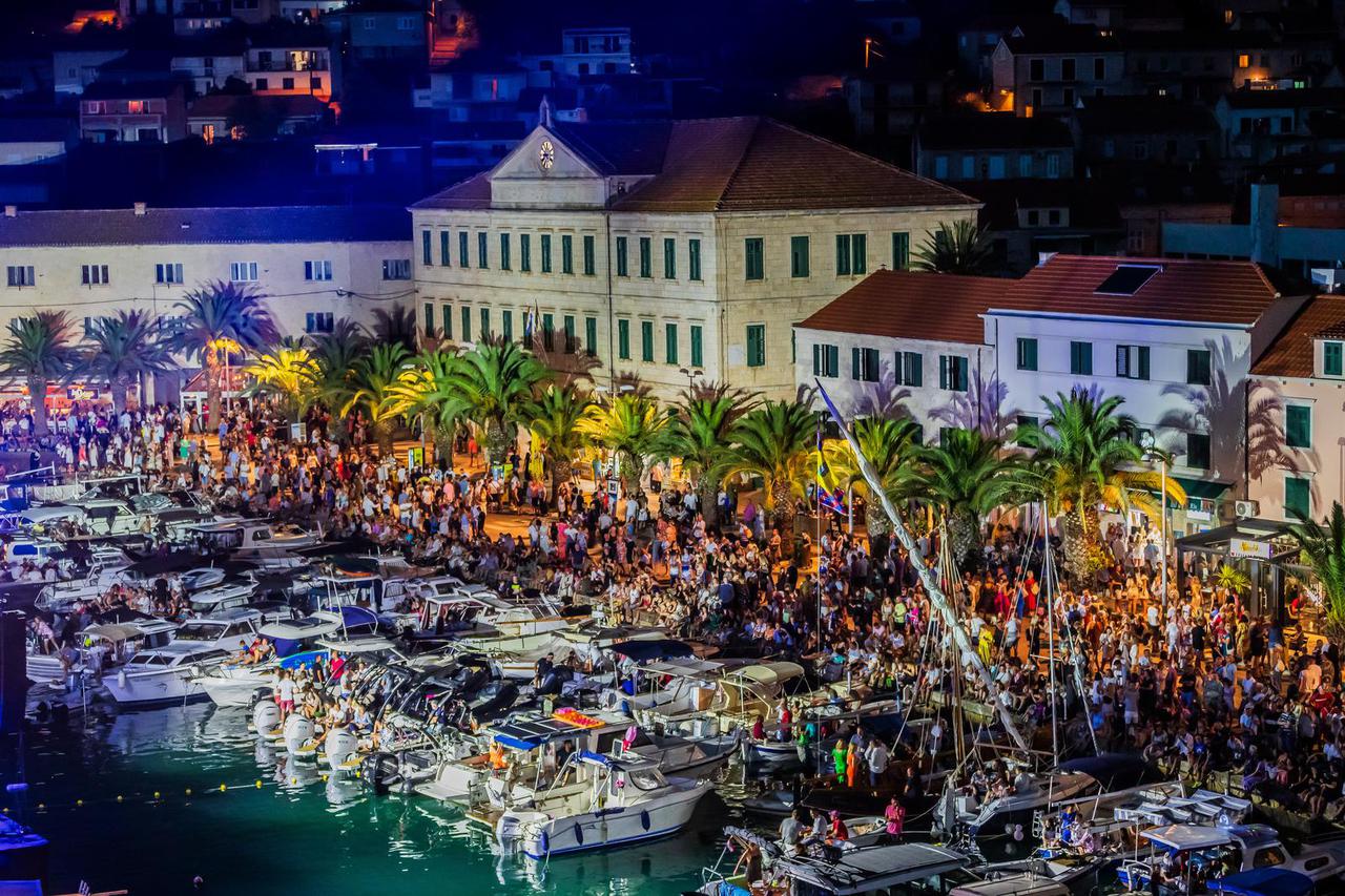 Vela Luka: Tisuće okupljenih na koncertu "Trag u beskraju" u čast Oliveru Dragojeviću