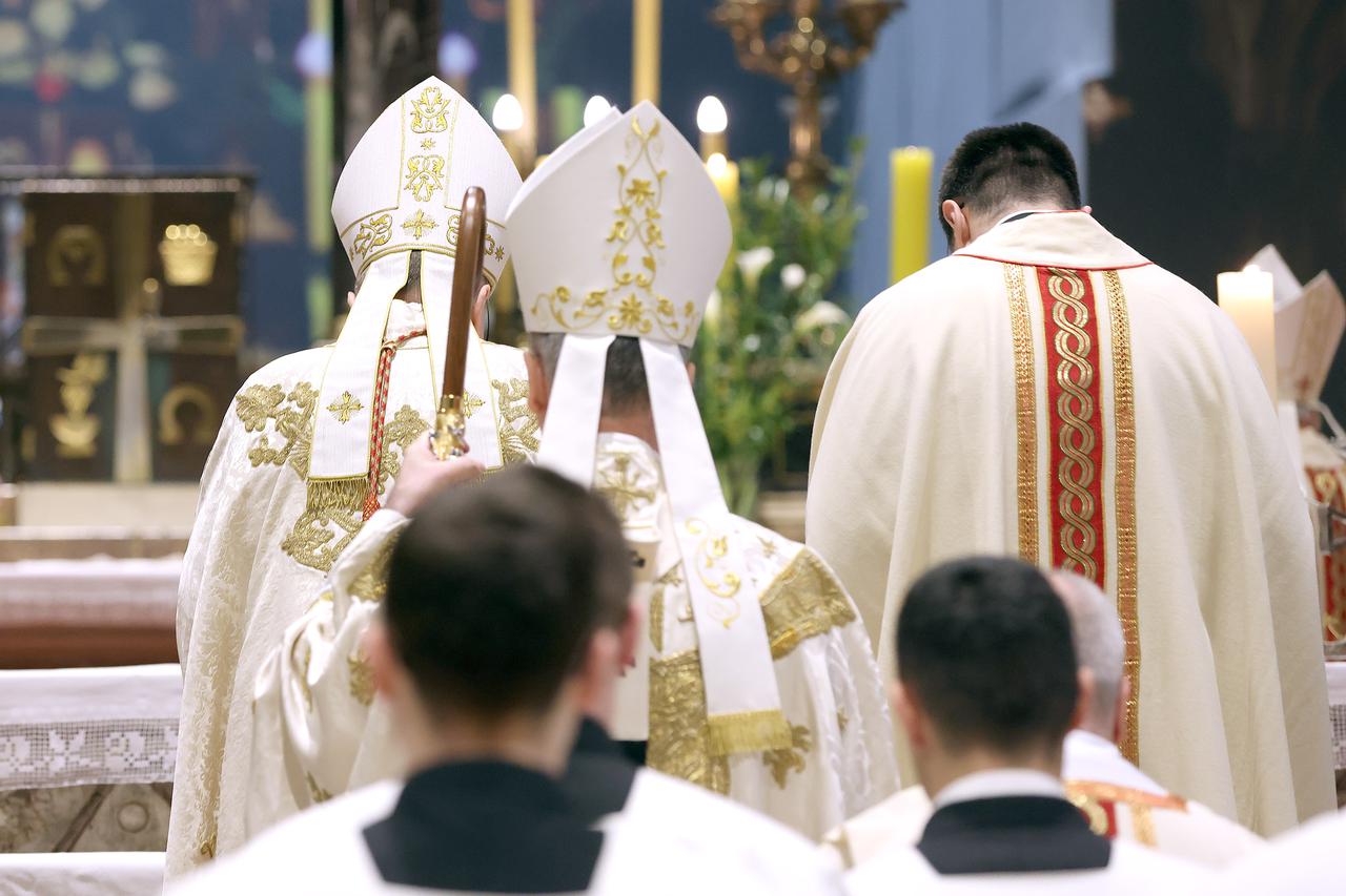 Zagreb: Misom posvete ulja počeli obredi Velikog trodnevlja