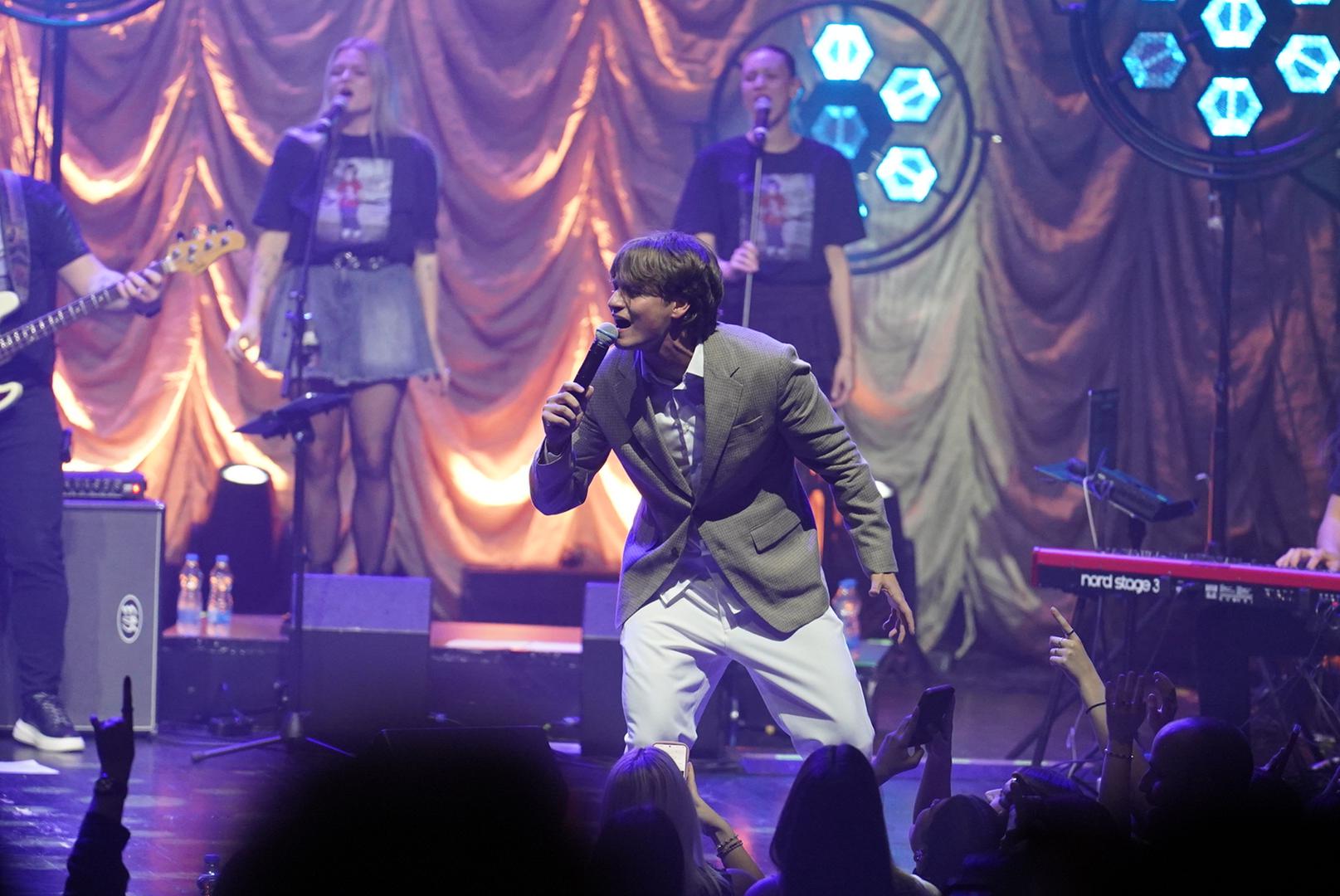 Njegove interpretacije pjesama Olivera Dragojevića, Đorđa Balaševića, Zdravka Čolića i drugih glazbenih legendi oduševljavaju publiku, a njegova vokalna moć i emocija u izvedbi osvajaju slušatelje svih generacija. 