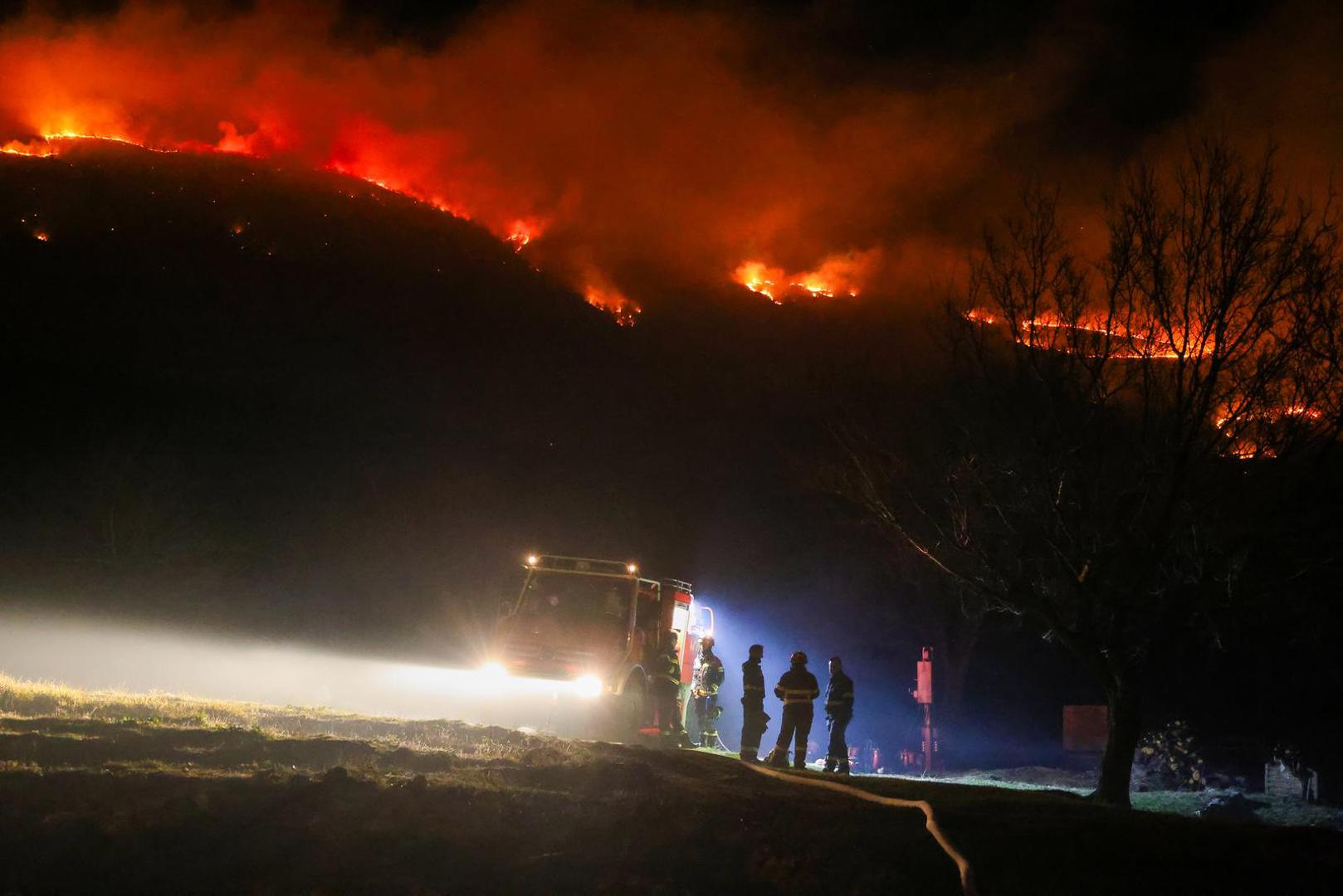 05.02.2025., Susnjevica- Danas oko 15 sati izbio je požar podno Učke, na području Kožljaka, točnije Jasenovika. Gori trava i nisko raslinje, a tamošnje kuće nisu ugrožene. Na terenu je 50 vatrogasaca s 15 vozila.  Photo: Srecko Niketic/PIXSELL