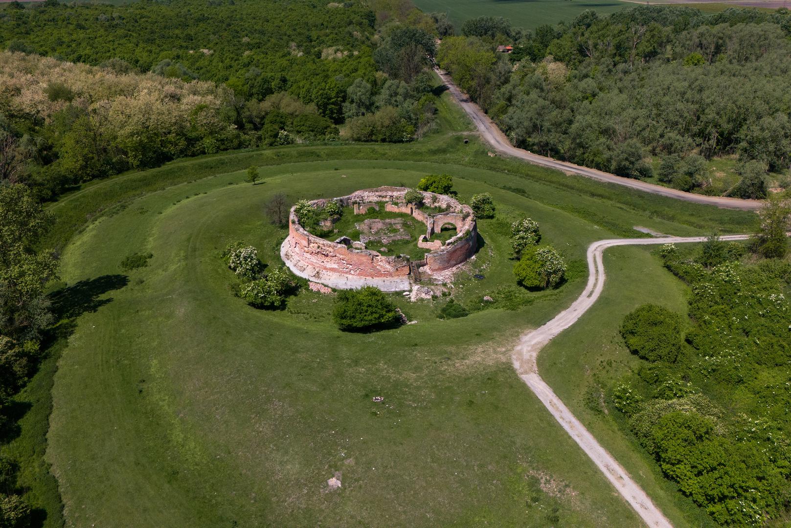 U 17. stoljeću, utvrda se spominje kao "Dirutum castellum Korogyvar" što znači "grad u močvari". To se ime odnosi na specifičan primjer utvrde jedinstvene u ovim krajevima. 
