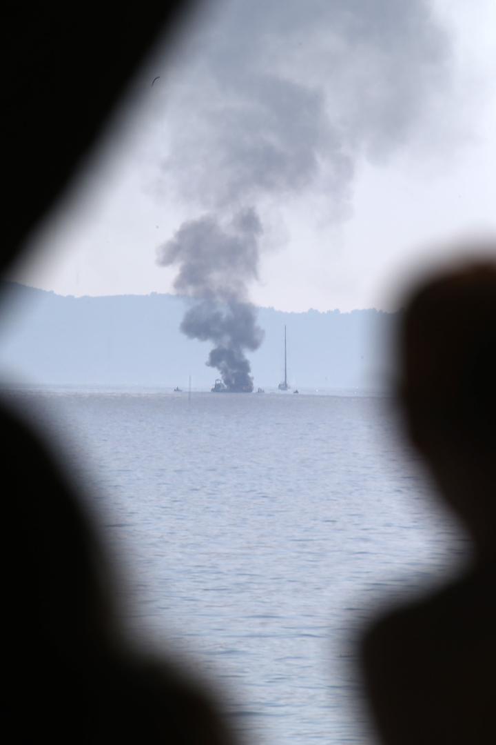 Nakon što je požar na jedrilici ugašen počelo je njeno tegljenje.