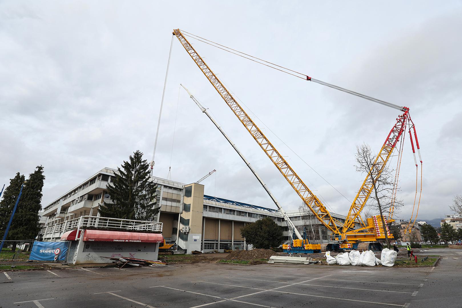 Dizalica ima visinu od 90 metara, nazivaju je Šestotonka i nalazi se na jednom od najvećih gradilišta u Zagrebu. Polegnuta je na parkiralište ispred Doma sportova koje je sada transformirano u gradilište.