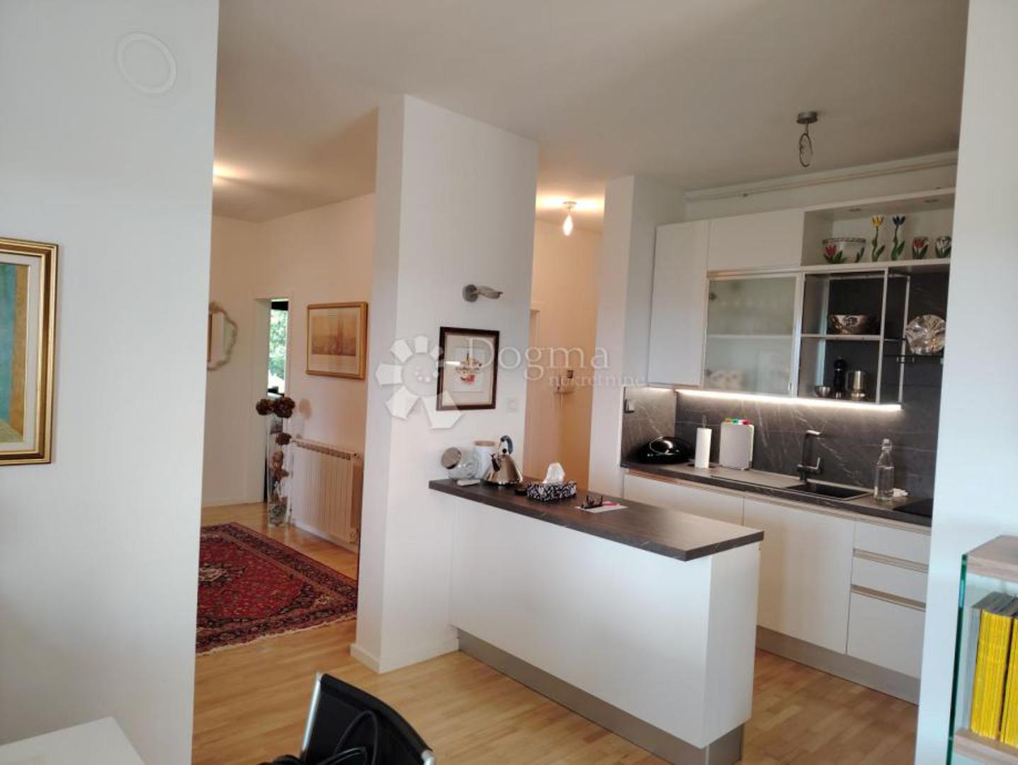 Stan ima dvije spavaće sobe s vlastitim garderobama, dvije kupaonice te "open space" centralni dio stana koji tvore kuhinja s otokom, dnevnim boravkom i blagovaonicom