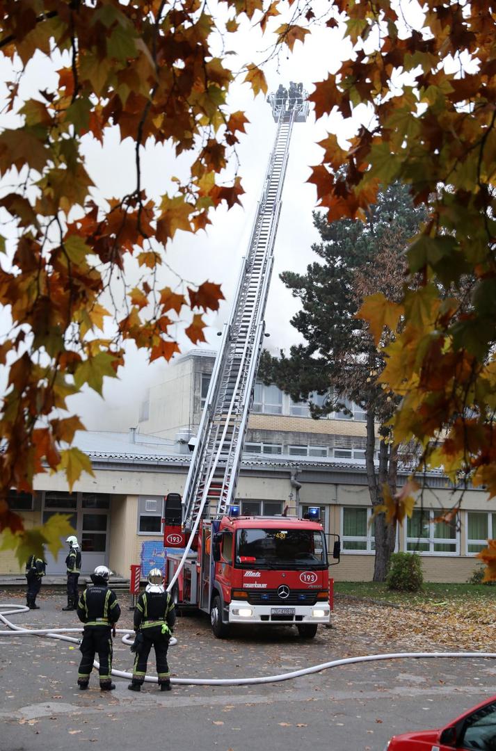 02.11.2020., Zagreb - Intervencija vatrogasaca radi pozara na krovu na Osnovne skole Mato Lovrak u zagrebackoj Dubravi. Photo: Patrik Macek/PIXSELL