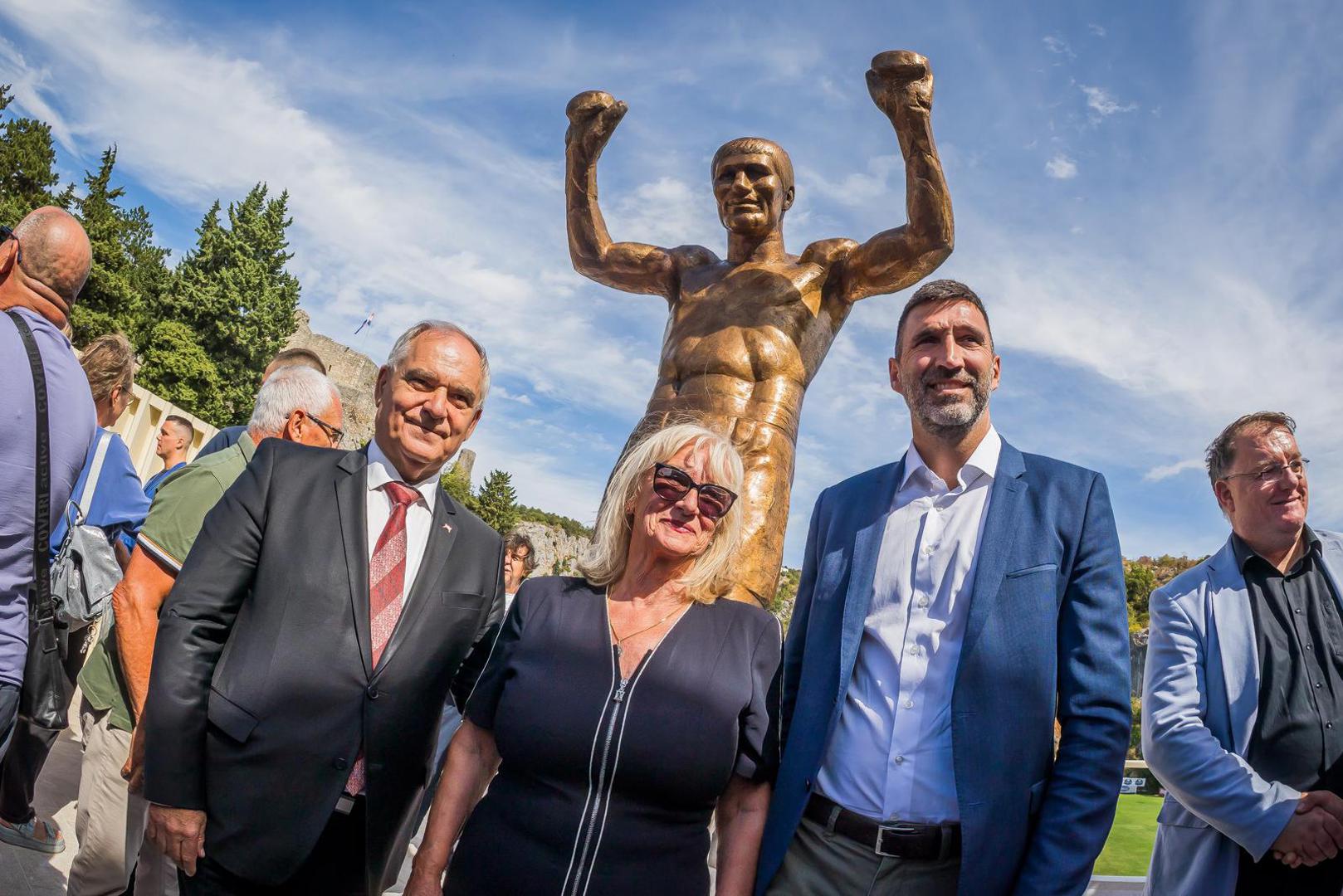 Brončani kip visok tri i pol metra u čast slavnom boksaču Mati Parlovu, jednom od najvećih hrvatskih sportaša 20. stoljeća, otkriven je u subotu na ulazu u Gradski stadion Gospin dolac u Imotskom.

Svečanosti su nazočili državni tajnik u Ministarstvu turizma i sporta Josip Pavić, splitsko-dalmatinski župan Blaženko Boban, gradonačelnik Imotskog Luka Kolovrat, predstavnici Hrvatskog boksačkog saveza te članovi obitelji Mate Parlova.