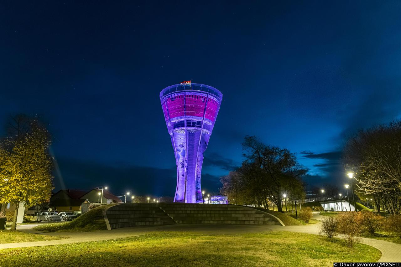 Vukovar: Osvjetljeni vukovarski vodotoranj.