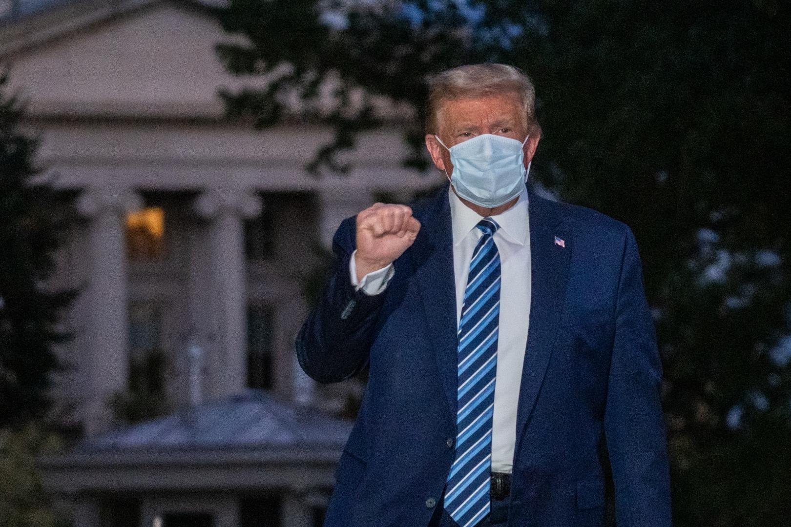 October 5, 2020 - Washington, DC, United States: President Donald J. Trump gestures to the press after getting off of Marine One following several days at Walter Reed National Military Medical Center for treatment for COVID19.  (Ken Cedeno / Polaris)
Credit: Ken Cedeno / Pool via CNP | usage worldwide /DPA/PIXSELL
