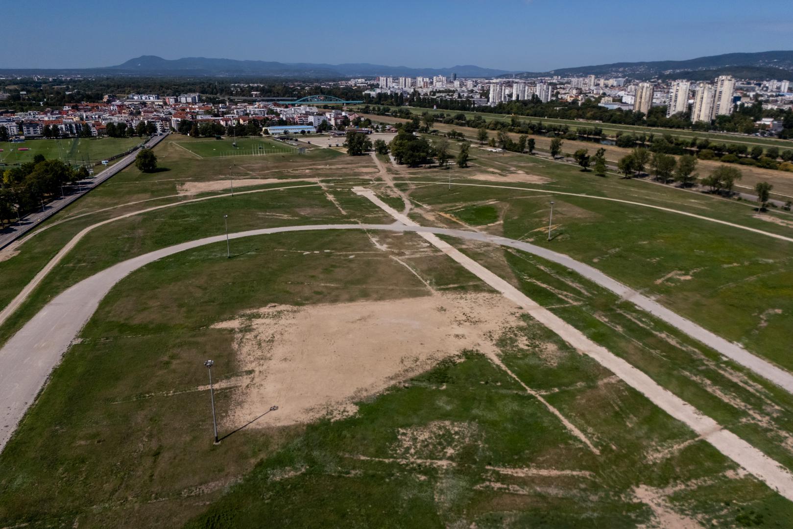 Radovi su započeli na dijelovima gdje su postavljani glavni elementi koncertne infrastrukture, a posebno na galopskim stazama koje su, prema riječima Thompsonova menadžera Zdravka Barišića, bile najviše pogođene.