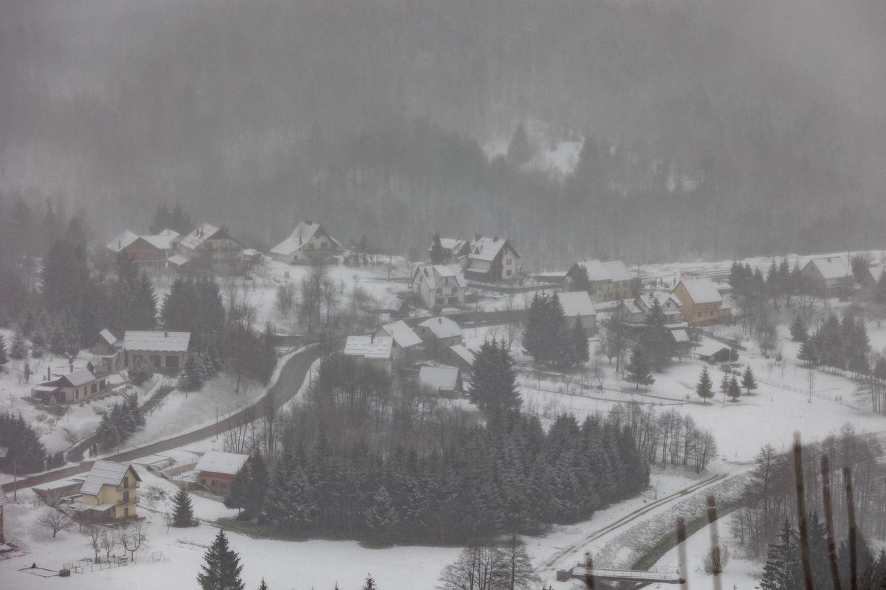 U Gorskom Kotaru počeo je padati snjieg