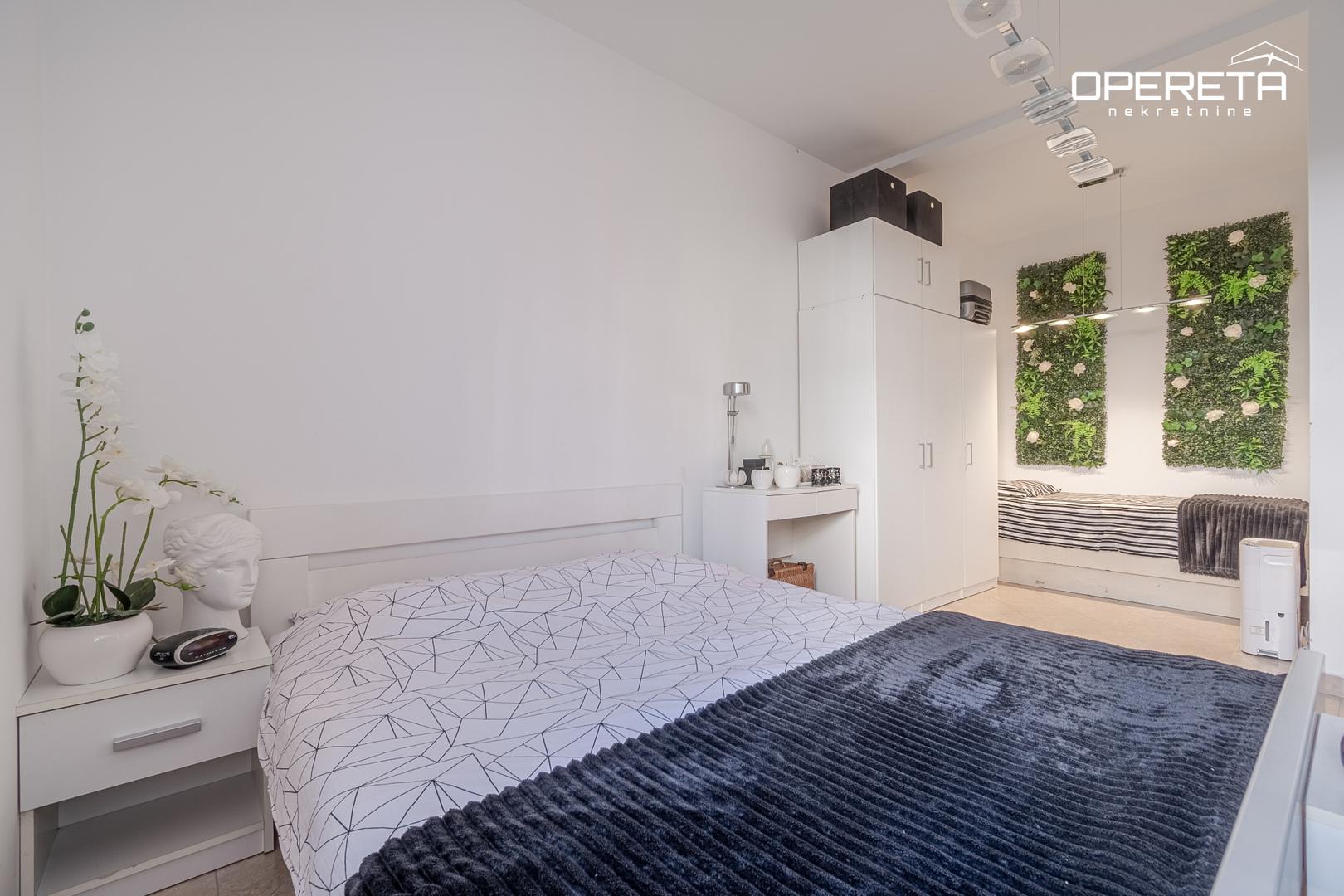 Funkcionalnog je rasporeda i obuhvaća ulazni prostor, spavaću sobu, prostrani dnevni boravak, kuhinju i kupaonicu.