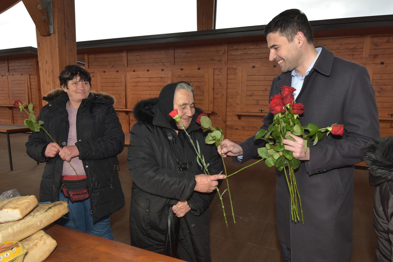 Čelnici parlamentarnih stranka povodom Dana žena dijelili cvijeće