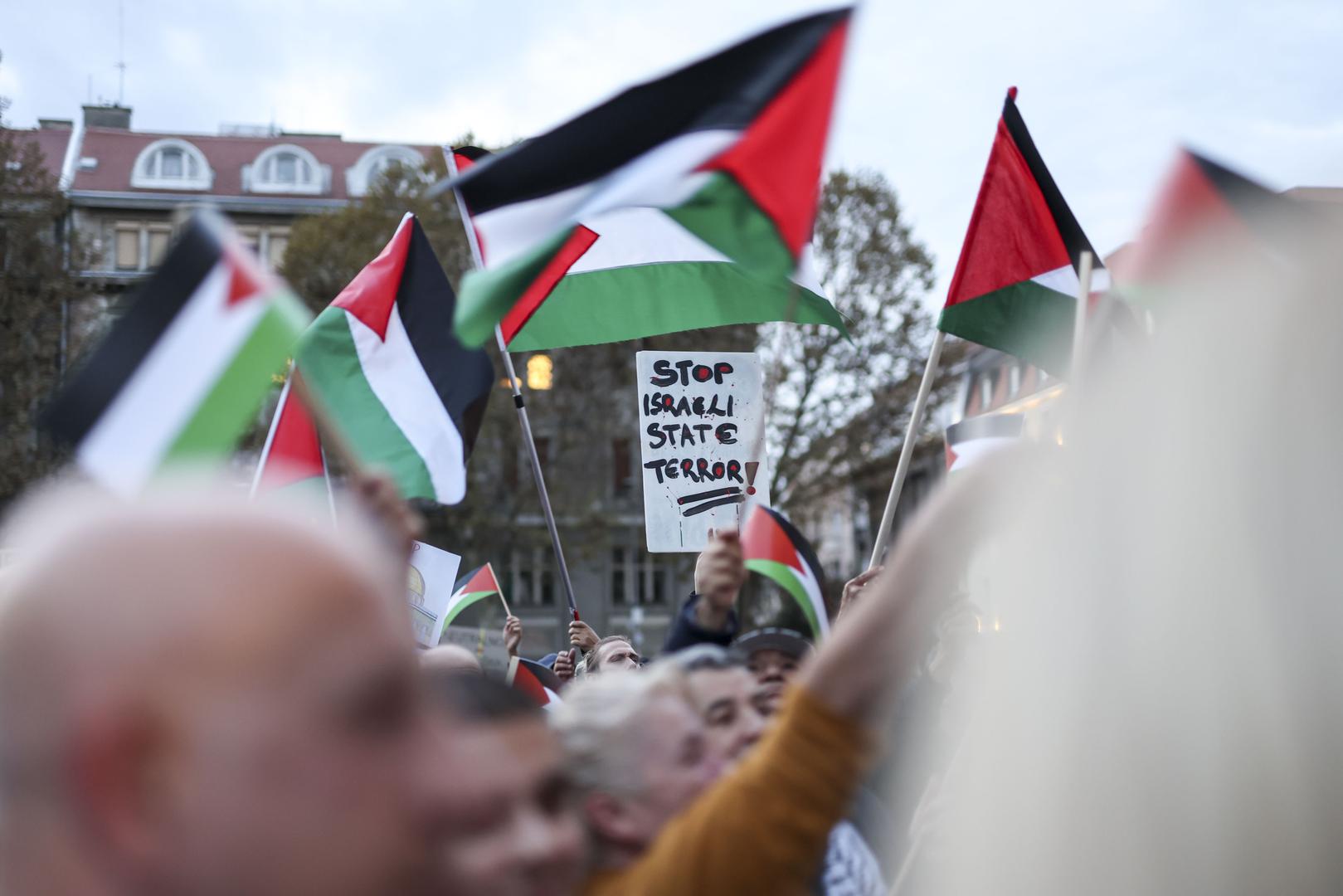 25.10.2023., Zagreb - Prosvjed Solidarno s Palestinom na Trgu zrtava fasizma. Ovaj prosvjed je dio globalnog odgovora na situaciju u kojoj se Gaza nemilosrdno bombardira svakoga dana, u kojoj nevjerojatan broj ljudi gubi svoje zivote. Photo: Igor Kralj/PIXSELL