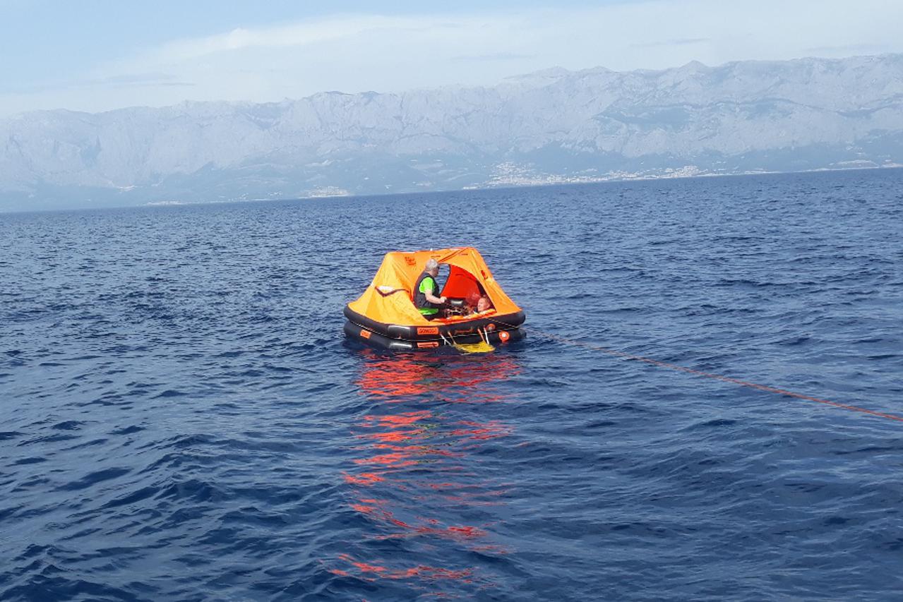 Potonula jahta kod Hvara