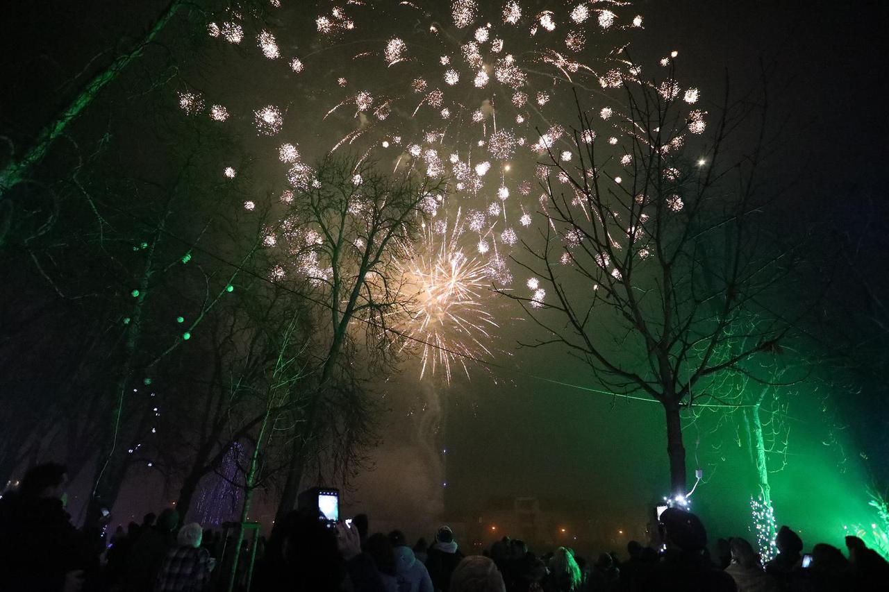 Karlovčani na Promenadi uz vatromet dočekali Novu 2022. godinu