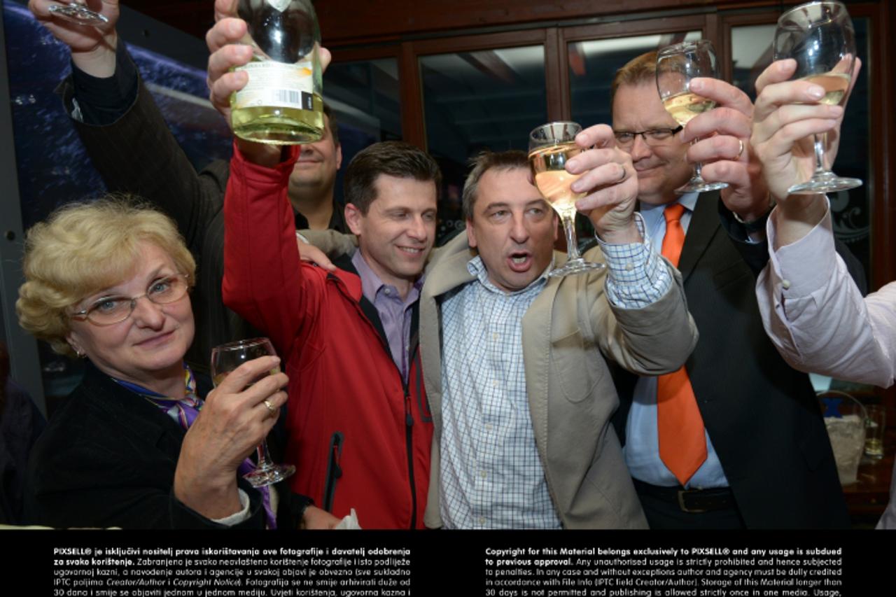 '02.06.2013., Barfly, Varazdin, Lokalni izbori 2013, drugi krug. U izbornom stozeru kukuriku koalicije slavi se pobjeda zupana Predraga Stromara i gradonacelnika Varazdina Gorana Habusa Photo: Marko J