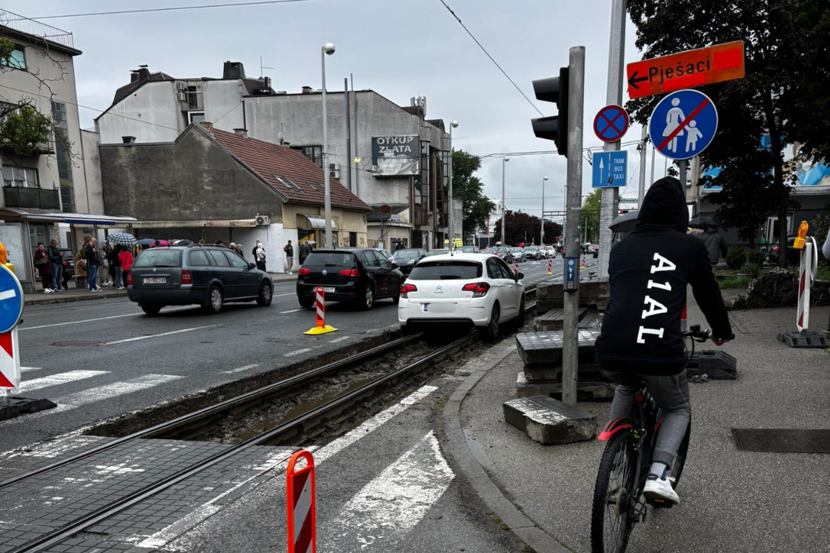 Taksist se automobilom zaletio na raskopane tramvajske tračnice na Aveniji Dubrava i ondje ostao zaglavljen. Kako se vidi na fotografijama s mjesta događaja, automobil se nalazi na dijelu pruge koji zbog izvođenja radova nema podlogu, što je onemogućilo njegovo samostalno pomicanje. 