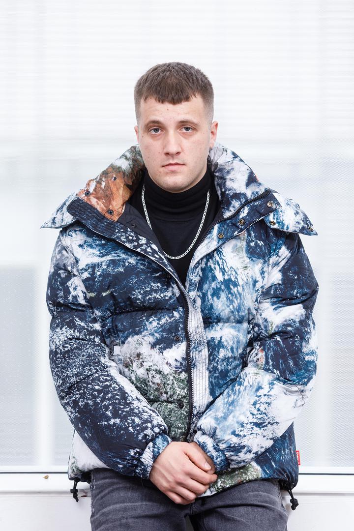 Poznato je i to da je glazbenik prvotno pohađao Tehničku i industrijsku školu Ruđera Boškovića u Sinju, no s obzirom na to nije bio dobar đak, ponavljao je razred. 