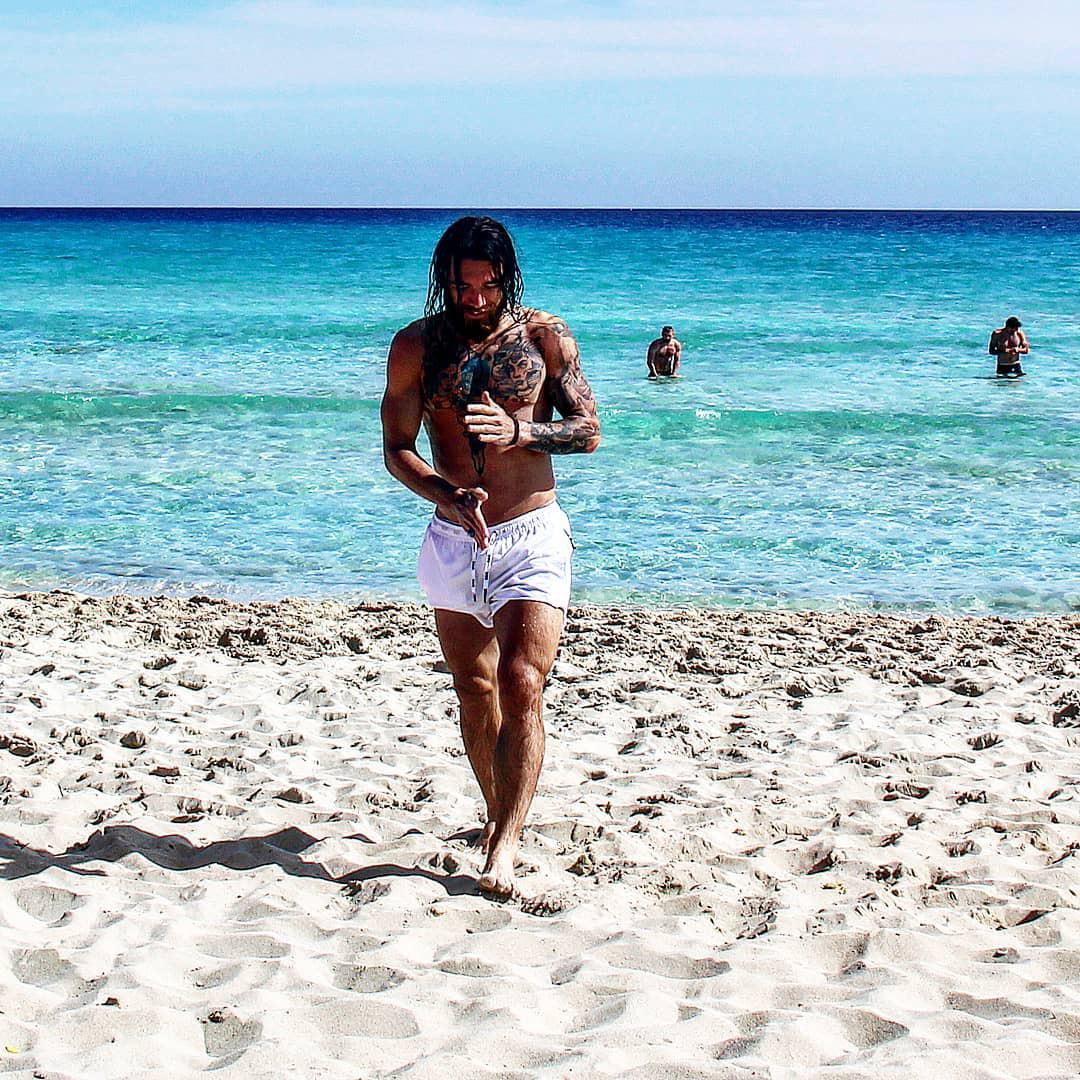 No, ovaj lijevi bek danas izgleda dosta drukčije u odnosu na to kako ga pamtimo iz vremena dok je bio na vrhuncu karijere. Pustio je kosu, bradu i ojačao muskulaturu.